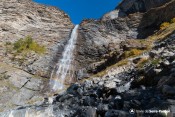 cairn sous cascade pisse