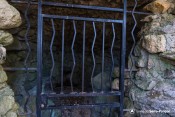grille grotte fontaine ours