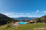 pelouse piscine exterieure les orres serviettes
