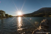 soleil couchant sur digue plan eau