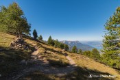 virage cairn au dessus croix de pierre sentier meale
